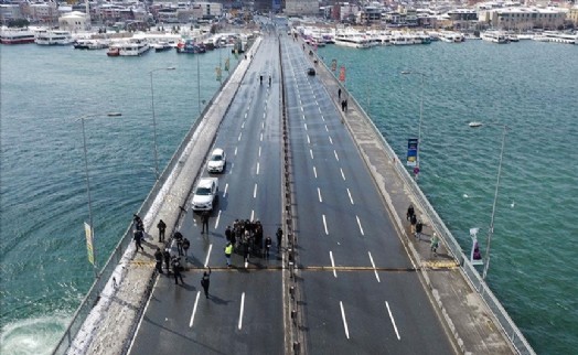 Fırtınadan Unkapanı Köprüsü de nasibini aldı