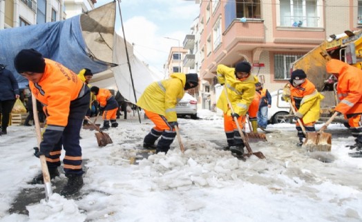 Bayrampaşa’da ekipler aralıksız çalıştı