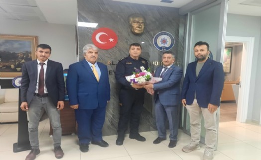 Saadet Partisi Tuzla’dan polislere çiçekli kutlama