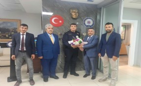 Saadet Partisi Tuzla’dan polislere çiçekli kutlama