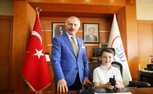 Başkan Atila Aydıner koltuğu öğrencilere bıraktı