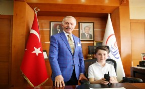 Başkan Atila Aydıner koltuğu öğrencilere bıraktı