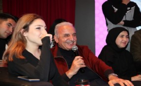 İsmet Yıldırım gençlerle fikir alış verişinde bulunuyor