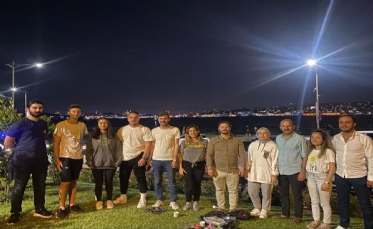 İYİ Partili gençlerden Üsküdar sahiline çıkarma