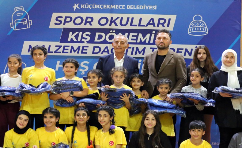 Küçükçekmece Belediyesi’nden çocuklara spor malzemesi desteği