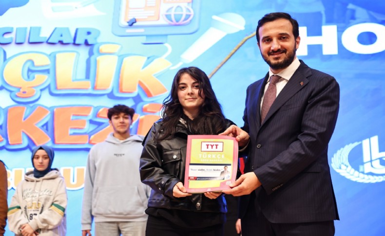 Bağcılar Belediyesi’nden üniversiteye hazırlanan öğrencilere kitap desteği