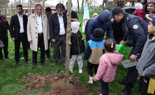 Başkan İsmet Yıldırım şehit çocuklarıyla birlikte ağaç dikti