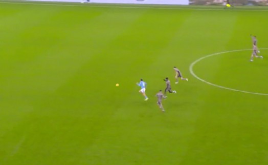 Premier League’de hakem faciası! Grealish gole giderken...
