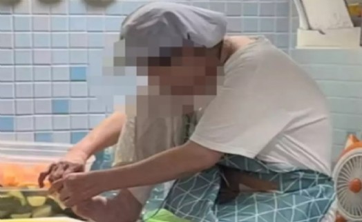 Restoranda skandal görüntüler! Mutfak tezgahının üzerine oturup...