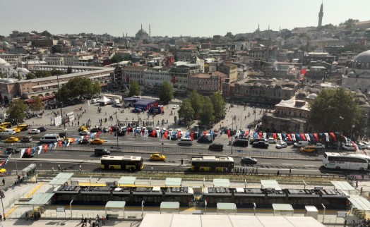 Eminönü beklediği tramvayına kavuştu