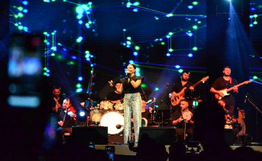 İğne ile konsere çıkan Ebru Yaşar sahnenin tozunu attı