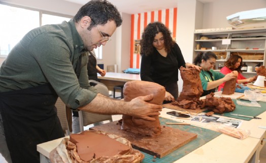 Küçükçekmece Belediyesi Güzel Sanatlar Akademisi’nden 30 farklı branşta sanat eğitimi