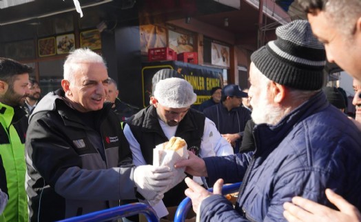 Başkan İsmet Yıldırım’dan vatandaşa balık ekmek ikramı