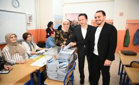 Başkan Şadi Yazıcı oyunu ailesiyle birlikte kullandı