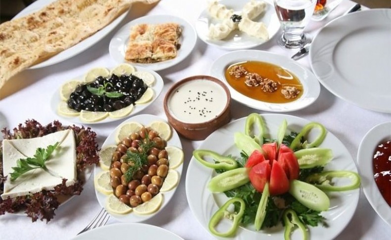 Uzmanlardan iftar ve sahur uyarısı! Bu yiyeceklere dikkat!