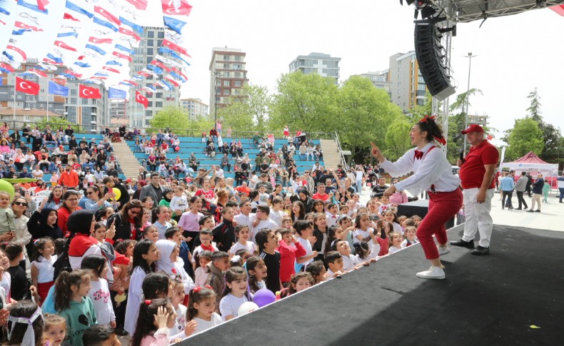 Küçükçekmece’de yüzlerce çocuk, bayramını coşkuyla kutladı